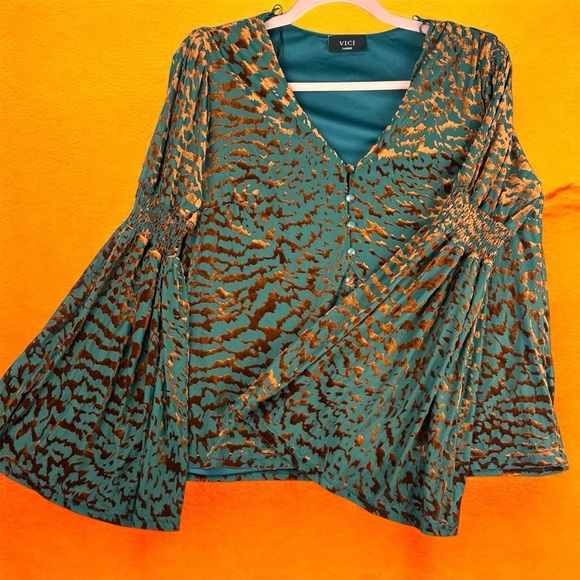 Vici Blue Bell Sleeve Velvet Bronze Animal Print Oversized Blouse Sz Large - Picture 3 of 9